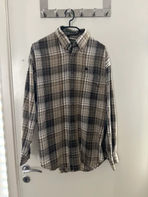 Skjorta / overshirt - Pyttelite gul färg framme på skjortan annars inga skador.  Skriv privat vid frågor.