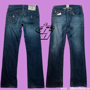 True Religion jeans - True Religion jeans Ricky  size on tag, 28/34  Ytterben, 105cm  Innerben, 82cm  midja (rakt över), 40  (modell 180cm)