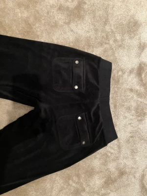 Juicy couture byxor  - 6 månader gammal. säljer dem eftersom jag aldrig använder dem. (i xss)