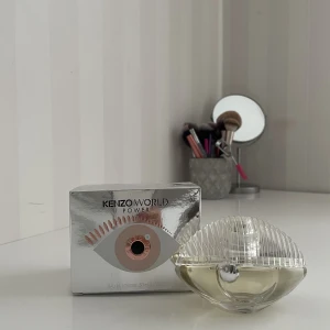 Kenzo parfym - Säljer kenzo world power parfymen! Den är magisk!!!! luktar fräscht. Inte använd då jag har för många parfymer💕för kvinnor och den är helt full