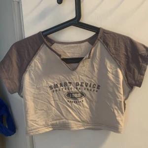 graphic cropped t-shirt  - typ aldrig använt men sitter väldigt fint :)