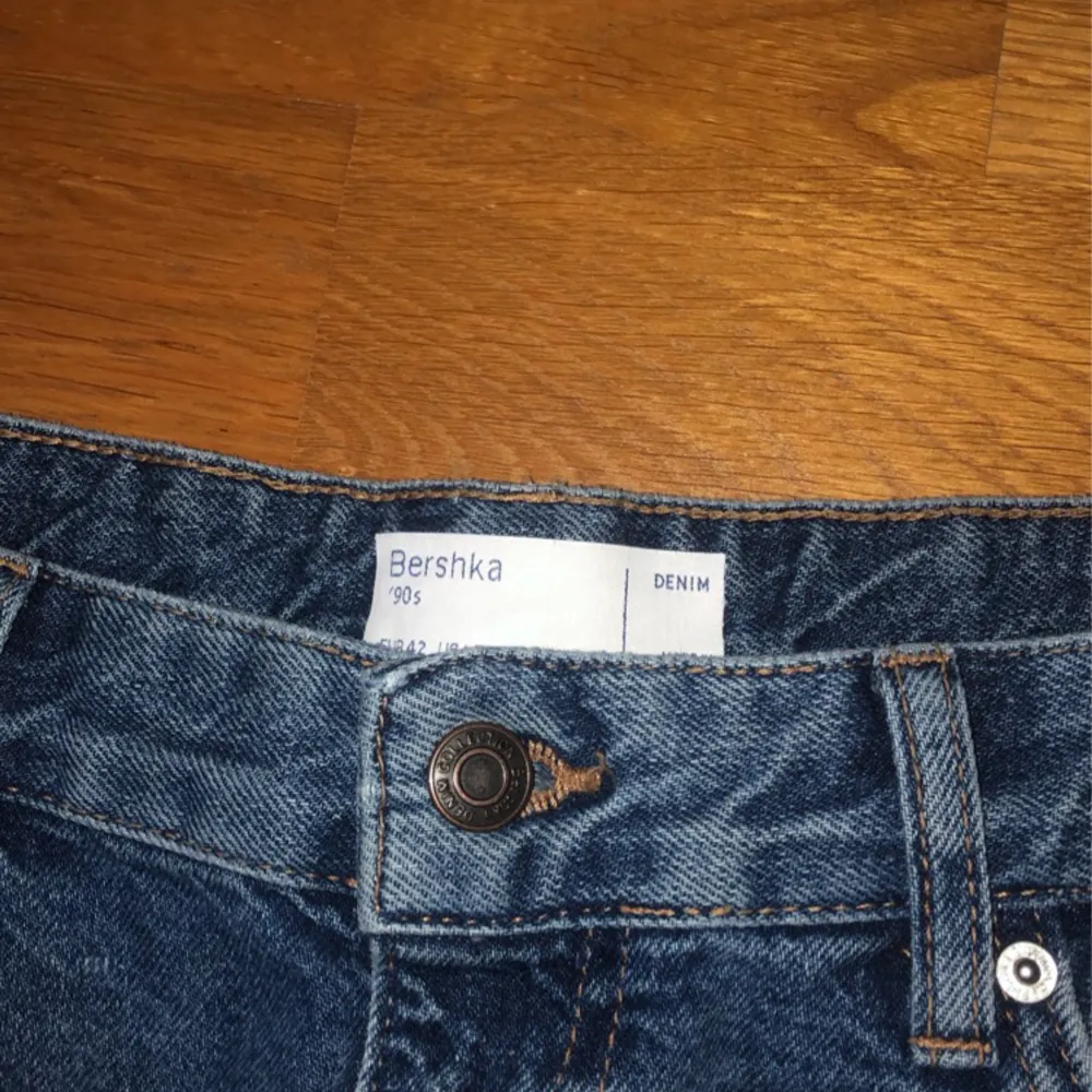 Snygga loose fit jeans i färgen mörkblå  Stl 32. Jeans & Byxor.