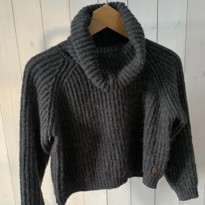 Tröja - Kroppad stickad tröja! Fint skick & skön, sticks ej.