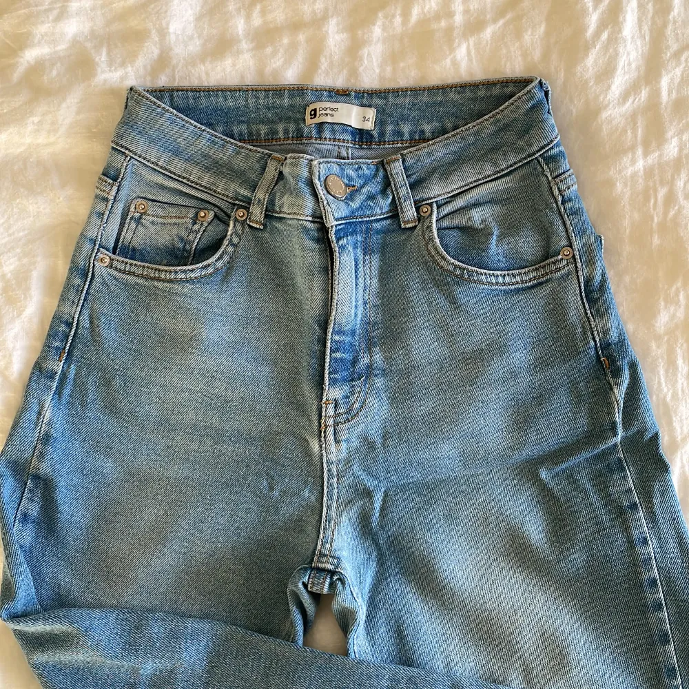 Högmidjande mom-jeans från Ginatricot i storlek 34 och passar mig som är 160cm, använt ett antal gånger. . Jeans & Byxor.