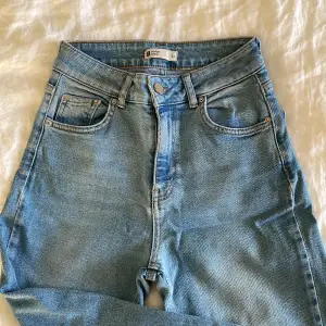 Högmidjande mom-jeans från Ginatricot i storlek 34 och passar mig som är 160cm, använt ett antal gånger. 