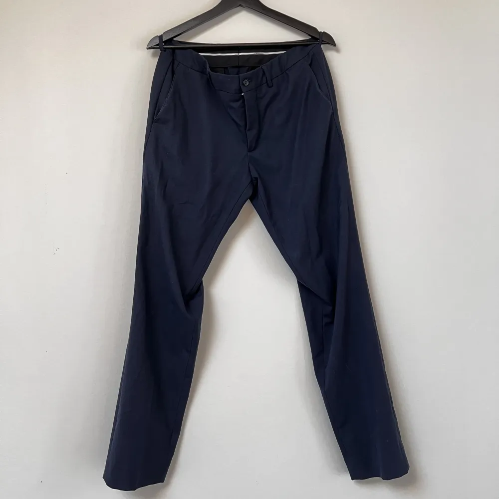Ett par blåa kostymbyxor av märket J.Lindeberg i storlek 30/32. Bra skick. Jeans & Byxor.