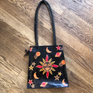 Drömsk väska - Drömmig väska med solsystemsmotiv 😍
