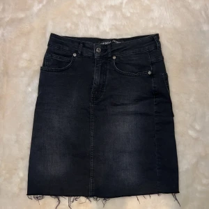 Jeanskjol - Skön jeanskjol med fickor! Använd cirka 2 gånger! Väldigt stretchigt material! Passar XS/S