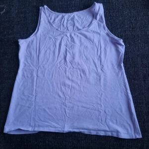 Tanktop - Ljuslila tanktop linne. Storlek XL