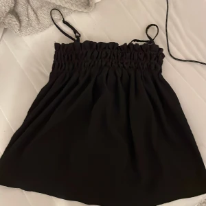 topp - Jättefin svart topp som är luftig. Bra till sommaren. Använder ej längre eftersom inte min stil längre. Kom privat för frågor:)