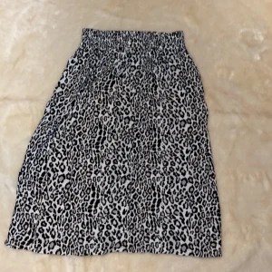 Leopard kjol - Väldigt skön och luftig kjol till sommaren! Passar XS/S. Använd 1 gång!