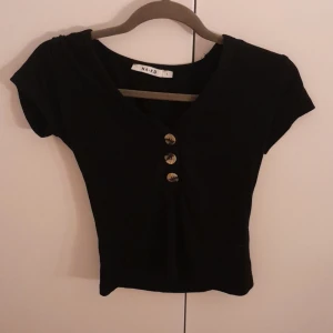 Fin thirt  - Fin thirt med knappar använd några gånger och bra kvalitet