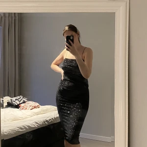 Glittrig klänning - Mid-thigh till knälång klänning med spaghetti-straps