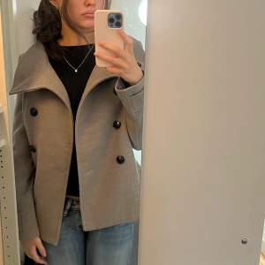 Sjukt snygg grå kappa perfekt till vinter/våren🤍🤍