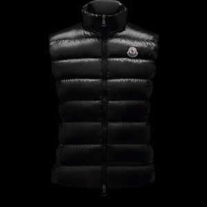 moncler väst  - Super fin moncler väst, strl S. Säljer då den inte kommer till användning, kom privat för äktahetsbevis💞🫶🏼 