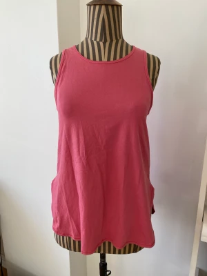 Träningstopp från Lululemon - Skön träningstopp från Lululemon. Knappt använd och i nyskick.