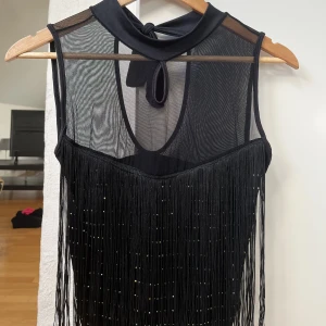 Festtopp  - En glittrig festtopp som är köpt för länge sedan✨Det finns inga lappar så vet inte vilken storlek den är tyvärr eller vilket märke det är. Den passar S till M skulle jag säga, den täcker inte brösten så man behöver en svart tröja bandå under⭐️