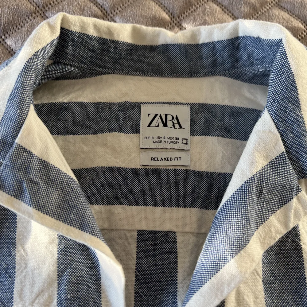 Sommar skjorta i storlek S, köpt från zara.. Skjortor.