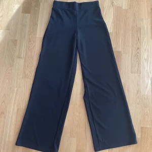 Svarta byxor - Ett par svarta snygga och sköna byxor. Det är raka ben och hög midja. Passar bra till alla tillfälligheter😊200 kr + frakt✨