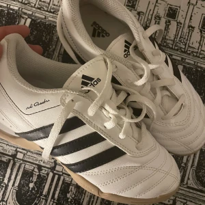 Adidas skor, barn  - Adidas skor oanvända. Barn 