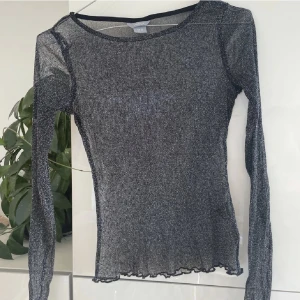 Glittertopp  - Supersnygg fest topp, säljer pågrund av att den är lite liten på mig. Inga tecken på användning💗💗