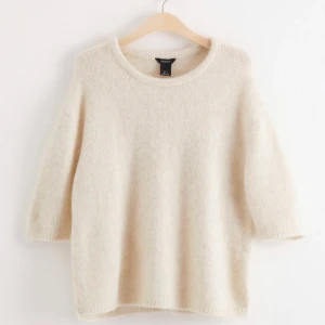 Stickad tshirt - Intressekoll på ett av mina favorit plagg. Den är i strl L men passar mig som bär S/Xs super fint. Båda bilderna är lånade hör av er vid egna bilder eller intresse💗🙌🏻 BUD PÅ 380 KÖP DIREKT FÖR 400💗