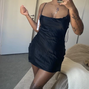 Oanvänd Bershka klänning  - Klänning köpt i Spanien som jag aldrig använt, bara testat! Den är i storlek M men upplever den som ganska petit. Jag är 174cm så den är på gränsen till för kort på mig men annars sitter den superfint och är väldigt bekväm! Köpt för: 180krFrakt tillkommer