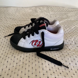 Heelys!!! - Ett par heelys i strl 38. Små i storleken, sitter som 36-37