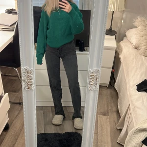 Grå jeans - Mörkgråa jeans ifrån mango, högmidjade! Storlek 32 men passar mig som har XS perfekt, kommer bara inte till användning 