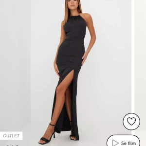 balklänning - jätte fin klänning, bara använd en gång. säljer för att den inte kommer till användning. köpte den för 750 men säljer för 650, kan tänka mig att gå ner i pris! 💗