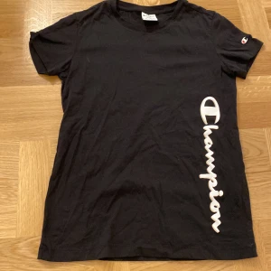 Svart champion tröja - Svart/mörkblå champion tröja, har används bara en gång. 65kr + frakt