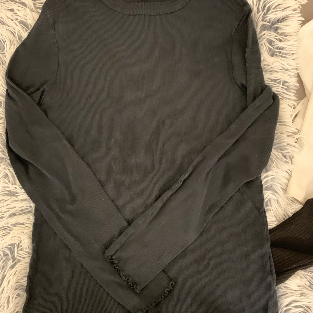2 basic tröjor, den svarta från lager 157 och den gråa från Hm, använt bara ett par gånger,inga hål Elr ngt. Båda säljs för 40kr. Den gråa tröjan är i storlek S o den svarta i storlek M(ops den svarta har lite marinblåaktivfärg i sig)❤️. Tröjor & Koftor.