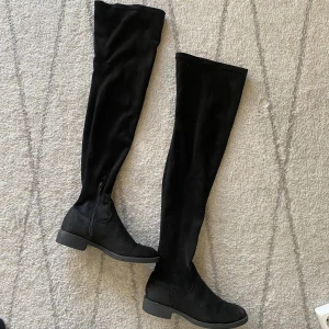 Overknees - Overknee-stövlar i svart mocka-imitation. Använda men i väldigt fint skick! Strl 37, 80 kr + frakt 🖤