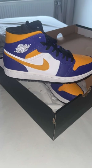 Jordan 1 mid lakers i stl 41 - Säljer dessa då de är för stora för mig, de är ej andvända och jag har även köpbevis.