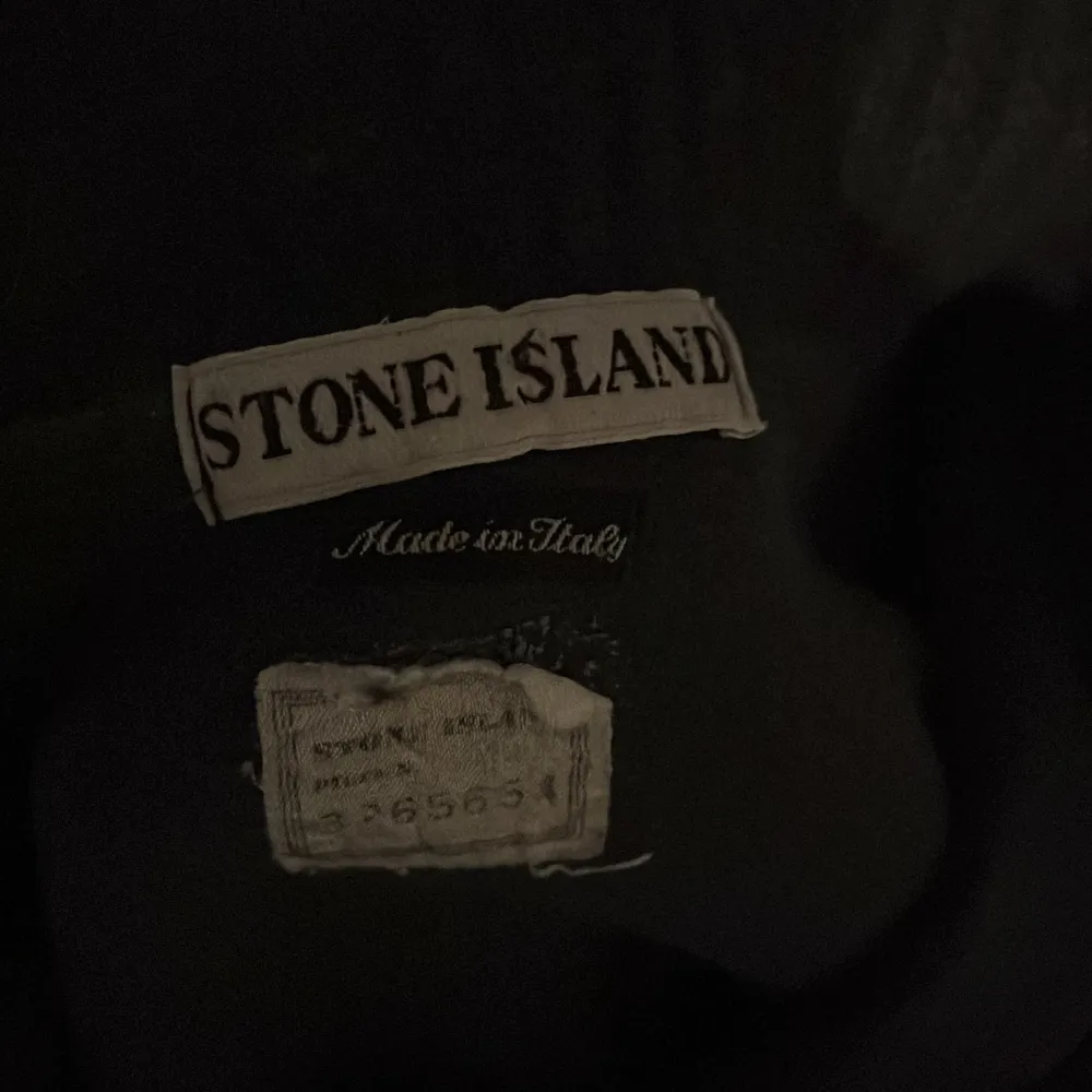 En skön stickad Stone island half zip, man kan använda den som en tröja över Hoodies om det är lite små kallt ute. Stor i storleken, lite overzised alltså. Snygg tröja och passar till det mesta. Helt ÄKTA. . Stickat.