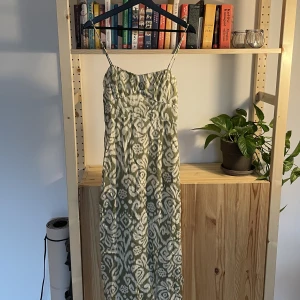 Klänning - Sommarklänning som är helt oanvänd!  Nypris 399kr