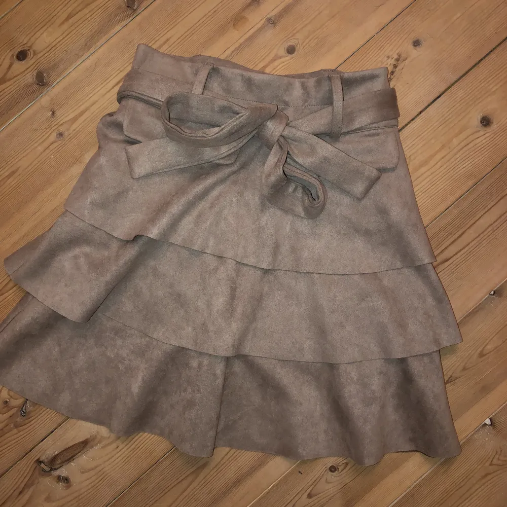 Super söt mocka kjol jag haft i garderoben länge men aldrig använt så den är i nyskick med lappen kvar!💞 den har bälte, 2 fickor och en lång dragkedja så man lätt får på sig den☺️ skulle säga att färgen är mer grå/rosa/lila i verkligheten😊. Kjolar.