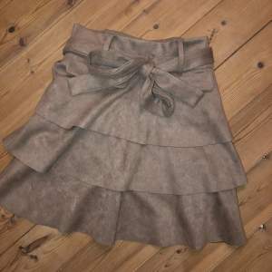 Super söt mocka kjol jag haft i garderoben länge men aldrig använt så den är i nyskick med lappen kvar!💞 den har bälte, 2 fickor och en lång dragkedja så man lätt får på sig den☺️ skulle säga att färgen är mer grå/rosa/lila i verkligheten😊