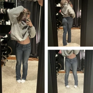 lågmidjade jeans - super fina lågmidjade jeans från bondelid, köpta här på plick. finns ingen storleks lapp! Men vanligt vis har jag storlek S!  Frågor? kom privat !   svarar jag inte inom några timmar hör av er på instagram @nordvall.alva 💞