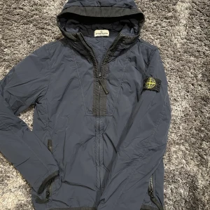 Stine island junior jacka - Skick 9/10 Ny pris 4000