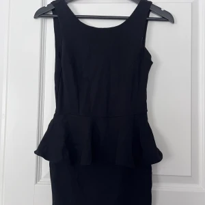 Klänning - Klänning med volang i midjan