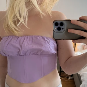 Lila kosett topp strl S - Oanvänd korsett topp från Berskha, den är ljus lila i strl S.  Frakt tillkommer Vid frågor skriv gärna🌸 