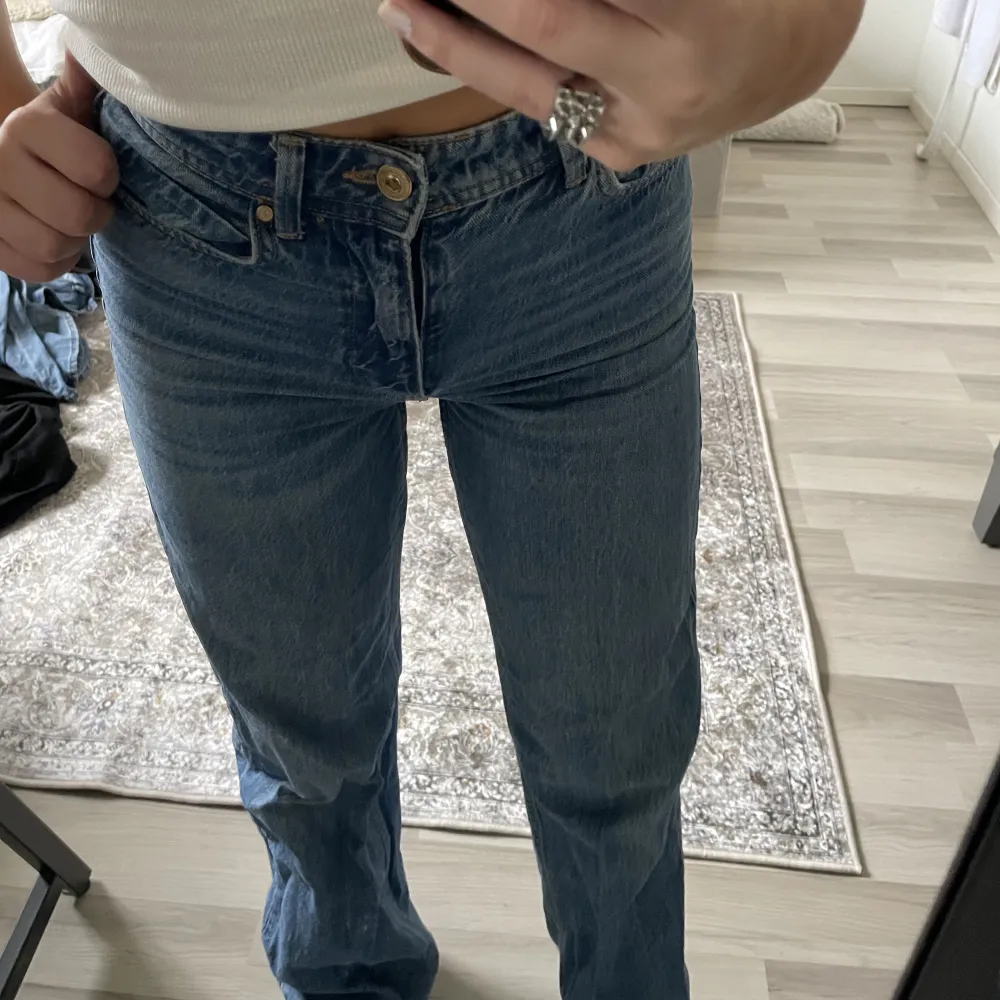 Sååå fina zara jeans som inte kommer till användning mer. Högmidjade och så fin unik färg❤️❤️. Jeans & Byxor.