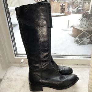  boots  - Så sjukt snygga boots i strl 39! Superbra skick & unika detaljer💕 inprincip oanvända då jag har väldigt mycket skor!🥹perfekt till utgångar till en svart blazer å kjol🫶kommer tyvärr inte ihåg märket!ÄLSKAR DESSA❤️