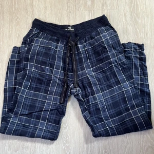 Pyjamasbyxor  - Jättefina blåa pjamasbyxor som är mycket sparsamt använda då de tyvärr är lite för korta på mig som är runt 165cm. 80kr +frakt, priset går att diskutera🌟skriv vid intresse eller frågor🥰