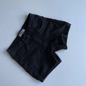 Shorts Strl S - Shorts från Vero Moda strl S. Begagnat skick och lite slitna i färgen. Ganska små i storleken men mkt stretch. Bör passa XS/S. 