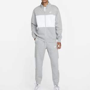 Säljer denna sjukt snygga Nike EssentialsTracksuit i fleece för män i storlek S. Inköps pris 999kr säljer för 350kr
