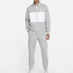 Säljer denna sjukt snygga Nike EssentialsTracksuit i fleece för män i storlek S. Inköps pris 999kr säljer för 350kr
