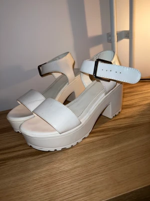 Vox platåskor  - Höga platåskor från Vox shoes. Väldigt bekväma att gå i med breda spännen.