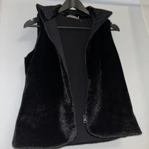 Väst - Typ ”hårigt” material, finns ingen lapp så vet inte exakt vad det är. Knappt använd, köparen står för frakt